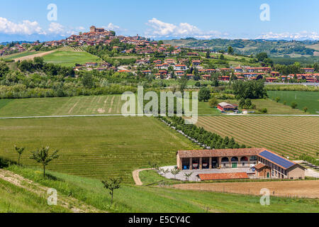 Kleine Stadt Roddi auf grünen Hügeln im Piemont, Norditalien. Stockfoto