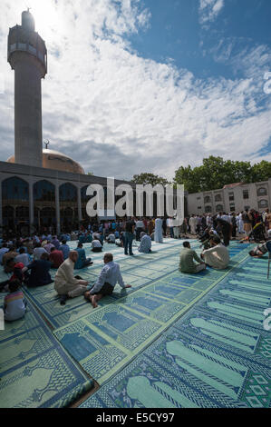 London Central Mosque, London, UK. 28. Juli 2014. Massen von muslimischen Gläubigen versammelten sich im Londoner Zentralmoschee in der Nähe von Regents Park, Eid Ul-Fitr feiern. Bildnachweis: Lee Thomas/Alamy Live-Nachrichten Stockfoto