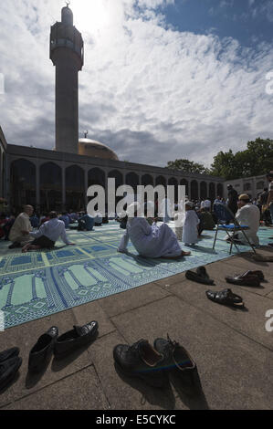 28. Juli 2014 - London, London, UK - London Central Mosque, London, UK. 28. Juli 2014. Massen von muslimischen Gläubigen versammelten sich im Londoner Zentralmoschee in der Nähe von Regents Park, Eid Ul-Fitr feiern. (Kredit-Bild: © Lee Thomas/ZUMA Draht) Stockfoto
