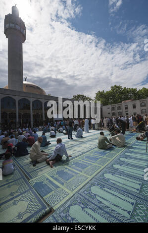 28. Juli 2014 - London, London, UK - London Central Mosque, London, UK. 28. Juli 2014. Massen von muslimischen Gläubigen versammelten sich im Londoner Zentralmoschee in der Nähe von Regents Park, Eid Ul-Fitr feiern. (Kredit-Bild: © Lee Thomas/ZUMA Draht) Stockfoto