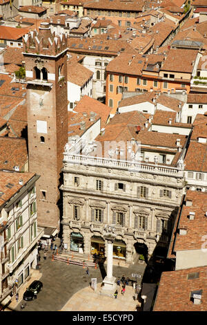 Torre del Gardello (1370) neben dem Palazzo Maffei, Piazza Delle Erbe, Verona, Italien. Stockfoto