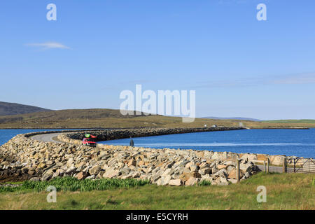 Auto reisen entlang Damm Verbindungsstraße North Uist Borve auf Berneray Insel äußeren Hebriden Western Isles Scotland UK Stockfoto