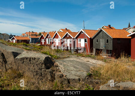 Bunten traditionellen Fischerhütten und Bootshäuser entlang der felsigen Küste von Smögen, Bohuslän, Schweden, Scandinavia. Stockfoto