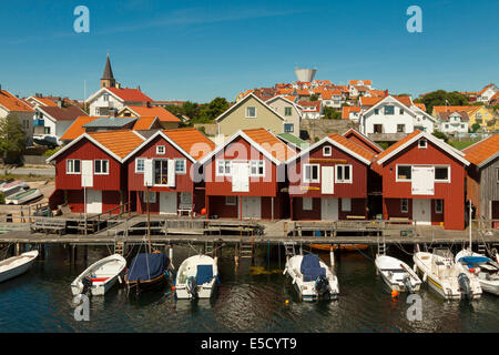 Bunten traditionellen Fischerhütten und Bootshäuser mit Booten entlang Holzmole im Smögen, Bohuslän, Schweden, Scandinavia. Stockfoto