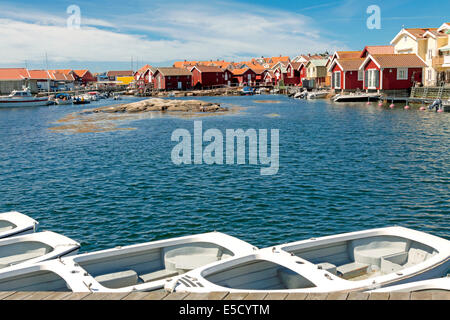 Bunten traditionellen Fischerhütten und Bootshäuser mit Booten entlang Holzmole im Smögen, Bohuslän, Schweden, Scandinavia. Stockfoto