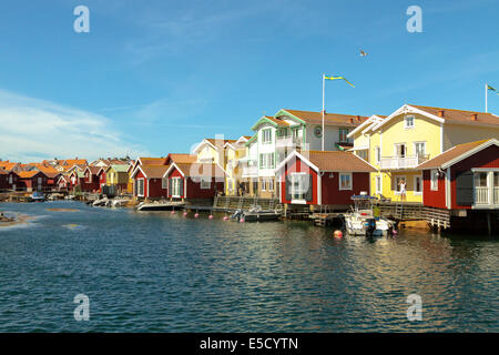 Bunte hölzerne Fischerhütten und Architektur in der Stadt von Smögen, Bohuslän, West Götaland, Schweden, Skandinavien. Stockfoto