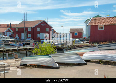 Bunten traditionellen Fischerhütten und Bootshäuser mit Booten in die lebendige Stadt Smögen, Bohuslän, Västra Götaland Iän, Schweden. Stockfoto