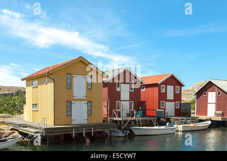 Bunte hölzerne Fischerhütten in der Stadt von Smögen, Bohuslän, Iän Västra Götaland, Schweden, Skandinavien. Stockfoto