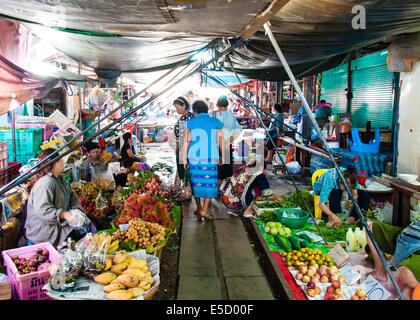 Straßenhändler auf berühmte Maeklong Railway Markt, Thailand Stockfoto