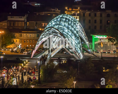 Die Brücke des Friedens. 27. Juli 2014. Die Brücke spannt sich über den Fluss Kura und verbindet die Bereiche der alten Tiflis (Tbilissi), Georgien © Igor Golovniov/ZUMA Draht/Alamy Live News Stockfoto