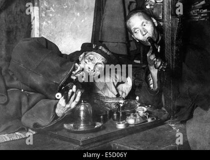 Raucher in einer Opiumhöhle in Chinatown, San Francisco, Vereinigte Staaten von Amerika ca. 1909. Siehe Beschreibung für mehr Informationen. Stockfoto