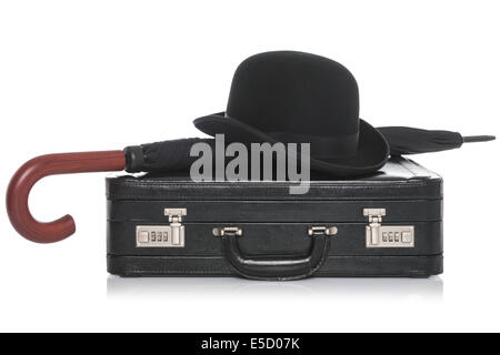 Schwarze Leder Aktentasche mit Melone und Sonnenschirm, isoliert auf einem weißen Hintergrund. Stockfoto