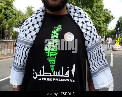 Mann mit Free Palestine T-Shirt und Menschen, die auf den Straßen von London demonstrieren Großbritannien gegen die Bombardierung von Gaza-Palästinensern von Israel 19. Juli 2014 KATHY DEWITT Stockfoto