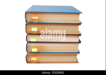 Stapel Bücher mit Lesezeichen isoliert auf weißem Hintergrund Stockfoto
