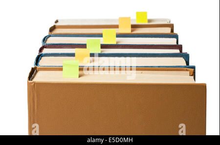 Stapel Bücher mit Lesezeichen isoliert auf weißem Hintergrund Stockfoto