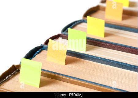 Stapel Bücher mit Lesezeichen isoliert auf weißem Hintergrund Stockfoto