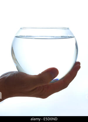 Schiff mit klarem Wasser in der Hand isoliert Stockfoto