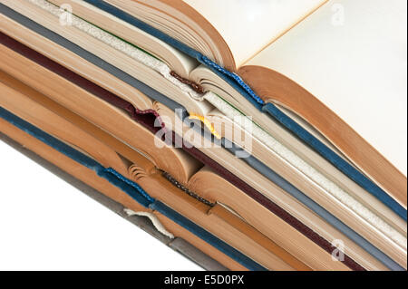 offenen Bücherstapel isoliert auf weißem Hintergrund Stockfoto