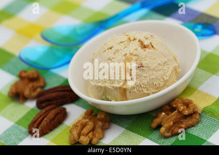 Nussbaum, Pecan und Karamell Eis Stockfoto