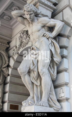 Muskelbepackte Statue eine Spalte auf einem Renaissance-Palast zu unterstützen. Metapher der macht Stockfoto