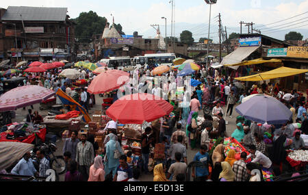 Srinagar, indische verabreicht Kaschmir. 28. Juli 2014. Menschen in Märkten für shopping vor der Eid im Lal Chowl beschäftigt. Kaschmiris Schar der Zentralmarkt (Lal Chowk) vor den Eid in Srinagar indischen Teil Kaschmirs. Vor dem muslimischen Heiligen Festival von Eid-Ul-Fitr, Märkte in Jammu und Kaschmir Sommerhauptstadt Srinagar sind überfüllt mit Käufern wie Einheimische zu engagieren, in den hektischen Kauf für diesen Anlass Credit: Sofi Suhail/Alamy Live News Stockfoto