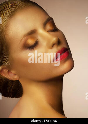 Bodypainting. Vergoldete Frau ins Gesicht. Ausgefallene Golden Make Up Stockfoto