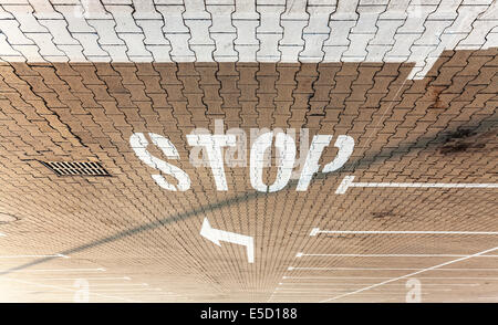 Stop-Schild gemalt auf Parkplatz Straße Stockfoto