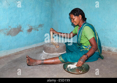 Indianerin Mahlen von Reis, Baiga Stamm. Karangra Dorf, Chattisgadh, Indien Stockfoto