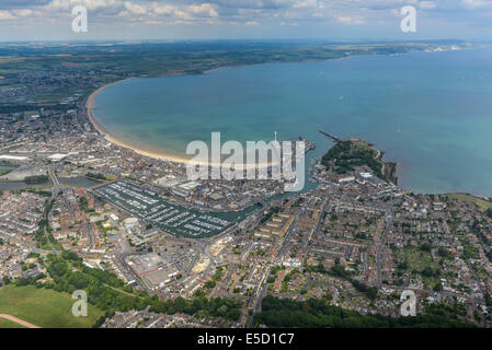 Eine große Luftaufnahme des Weymouth mit der nahe gelegenen Küste und Landschaft sichtbar. Dorset, UK Stockfoto