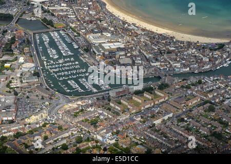 Eine Luftaufnahme des Dorset Stadt von Weymouth konzentriert sich auf das Stadtgebiet Zentrum und Hafen Stockfoto