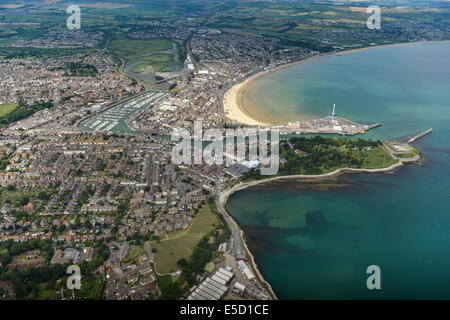 Eine große Luftaufnahme des Weymouth mit der nahe gelegenen Küste und Landschaft sichtbar. Dorset, UK Stockfoto