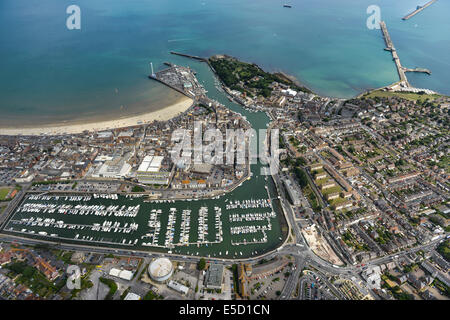 Eine breite Luftbild von Weymouth zeigt die Stadt, Hafen, Yachthafen und Nothe Fort Wellenbrecher in Dorset, Großbritannien. Stockfoto