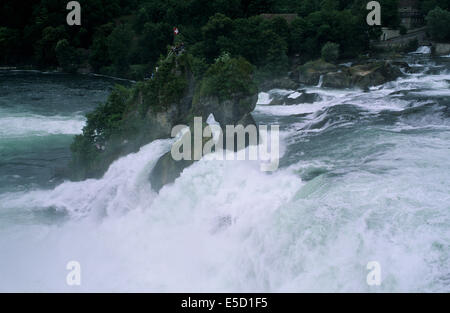 Schweiz, fällt der Rhein bei Schaffhausen, die größten Wasserfälle Europas. Stockfoto