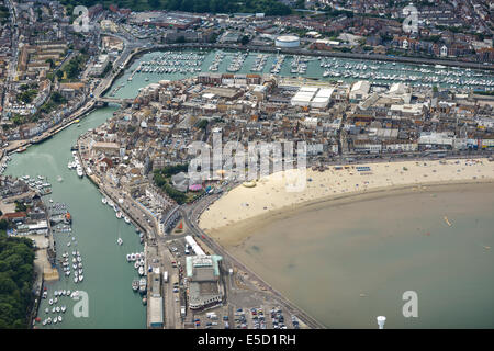 Einen breiten Blick am Strand von Weymouth zeigt die Stadt und Marina in Dorset, Großbritannien. Stockfoto