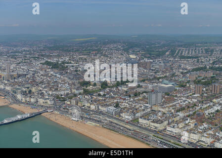 Eine Luftaufnahme von der Küste in Richtung Stadtzentrum von Brighton, East Sussex, UK. Der Pier ist auch teilweise sichtbar. Stockfoto