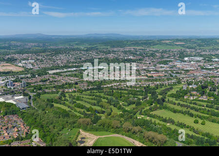 Eine Luftaufnahme von Kidderminster Golf Club, auf der Suche quer durch die Stadt und die Landschaft dahinter. Stockfoto