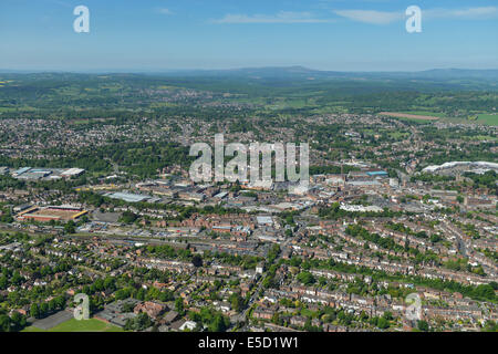 Eine Luftaufnahme, Blick über die Worcestershire Stadt Kidderminster in den Midlands, zeigt die Landschaft dahinter. Stockfoto