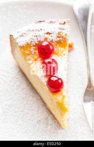 Käsekuchen mit süßen Kirschen dekoriert Stockfoto