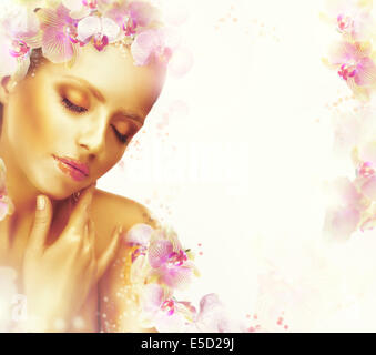 Entspannung. Verträumte echte Exquisite Frau mit Blumen. Romantische Blumen Hintergrund Stockfoto