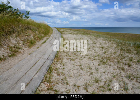 Gebogene Boardwalk am Haväng, Simrishamn, Schweden im Juni Stockfoto