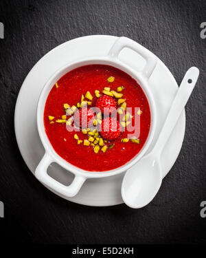 Erfrischende kalte Erdbeer-Suppe für heiße Sommertage Stockfoto