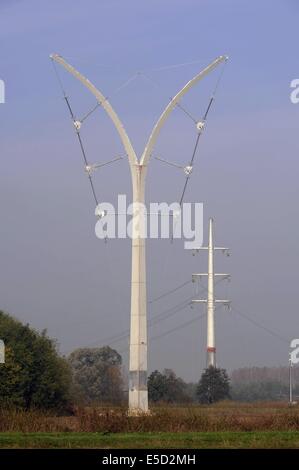 Italien, Rekonstruktion einer Hochspannungs-Stromleitung mit geringen Auswirkungen auf die ökologischen und landschaftlichen Pylonen Stockfoto