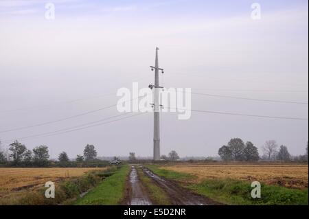 Italien, Rekonstruktion einer Hochspannungs-Stromleitung mit geringen Auswirkungen auf die ökologischen und landschaftlichen Pylonen Stockfoto