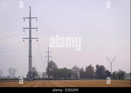 Italien, Rekonstruktion einer Hochspannungs-Stromleitung mit geringen Auswirkungen auf die ökologischen und landschaftlichen Pylonen Stockfoto