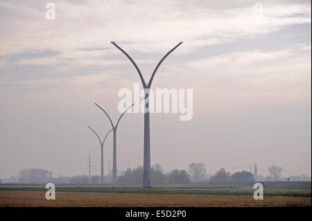 Italien, Rekonstruktion einer Hochspannungs-Stromleitung mit geringen Auswirkungen auf die ökologischen und landschaftlichen Pylonen Stockfoto