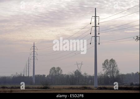 Italien, Rekonstruktion einer Hochspannungs-Stromleitung mit geringen Auswirkungen auf die ökologischen und landschaftlichen Pylonen Stockfoto