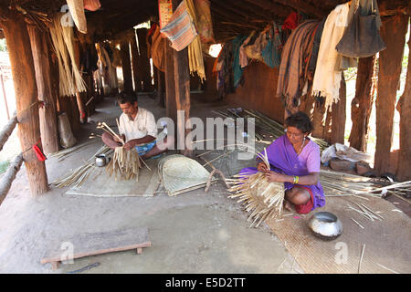 Stammes-paar er Körbe mit trockenen Bambus-Streifen. Pahadi Korba Stamm, Chatibahar Dorf, Chattisgadh, Indien Stockfoto