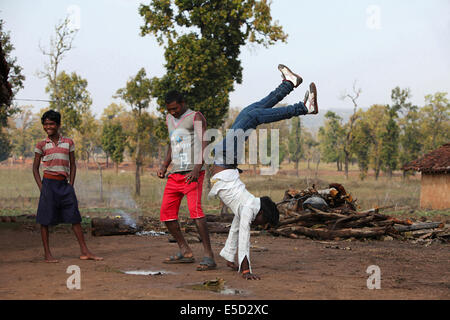 Jugendliche, die darstellende Akrobatik, Baiga Stamm, Chattisgadh, Indien Stockfoto