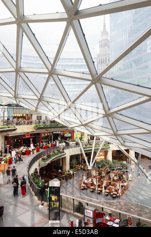 Zlote Tarasy (Goldene Terrassen) Mall mit Palast der Kultur durch die transparente Decke gesehen. Warschau, Polen Stockfoto