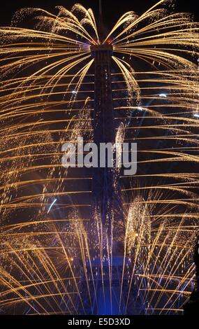 Eiffelturm bei Nacht in blau beleuchtet durch Brunnen wie ein Feuerwerk am Nationalfeiertag französischen Nationalfeiertag Stockfoto